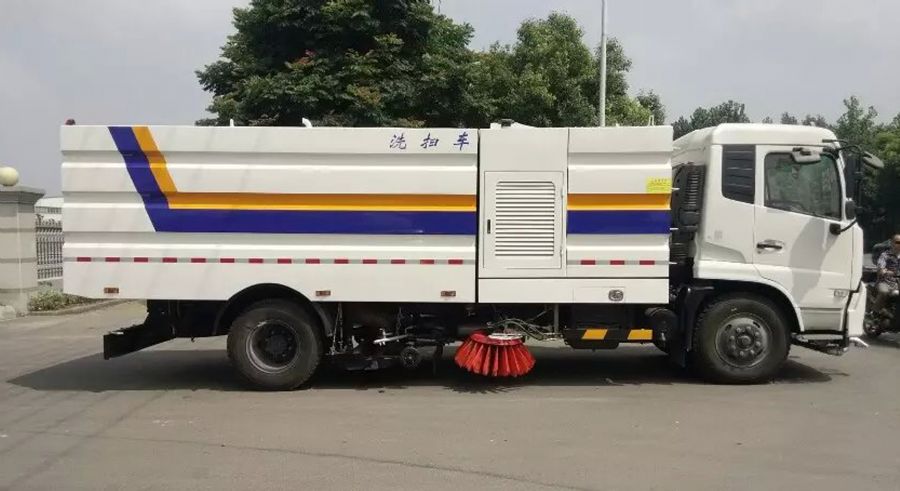 東風(fēng)天錦掃路車(chē)