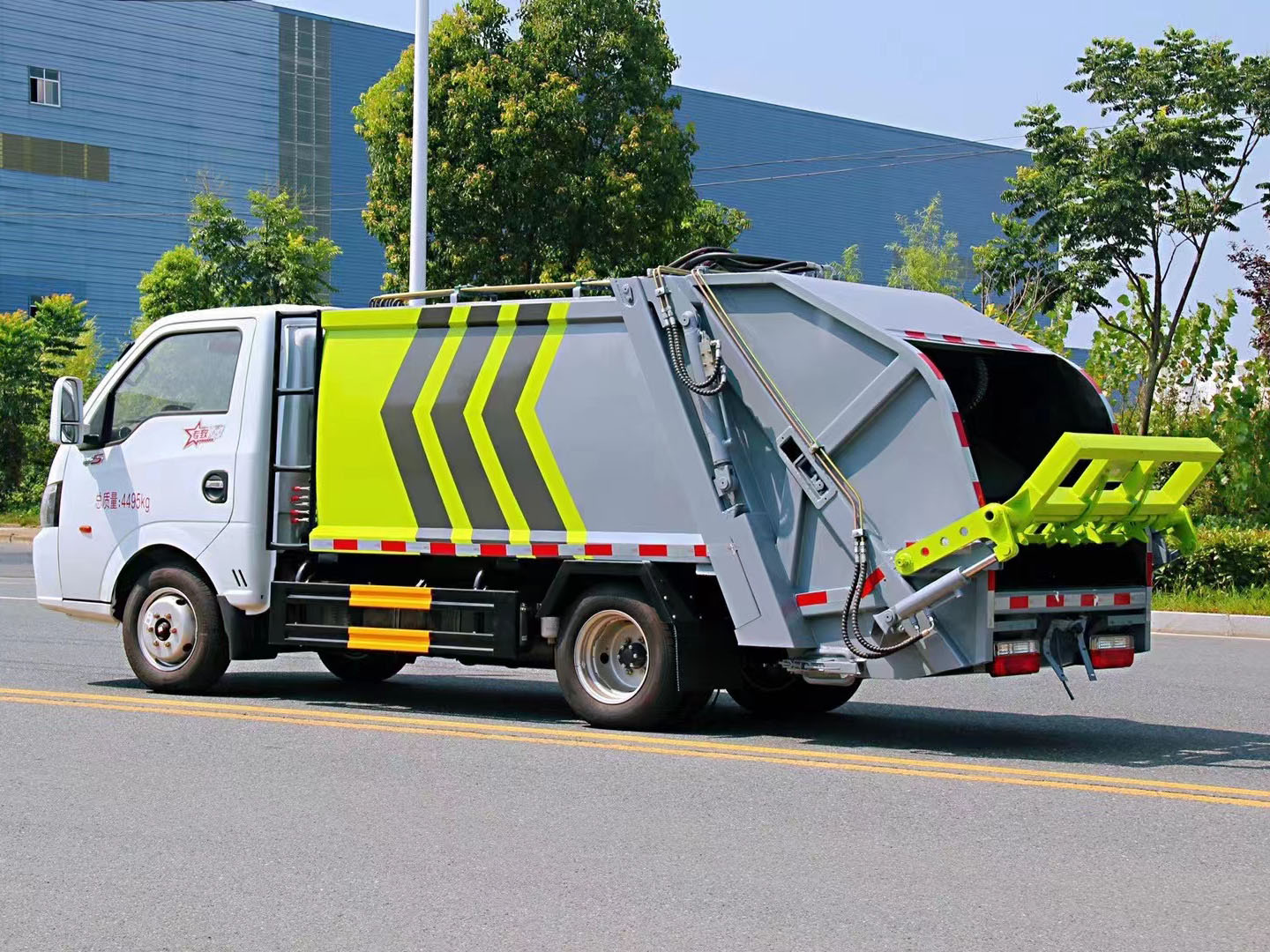 正常上戶(hù)藍(lán)牌壓縮式垃圾車(chē)