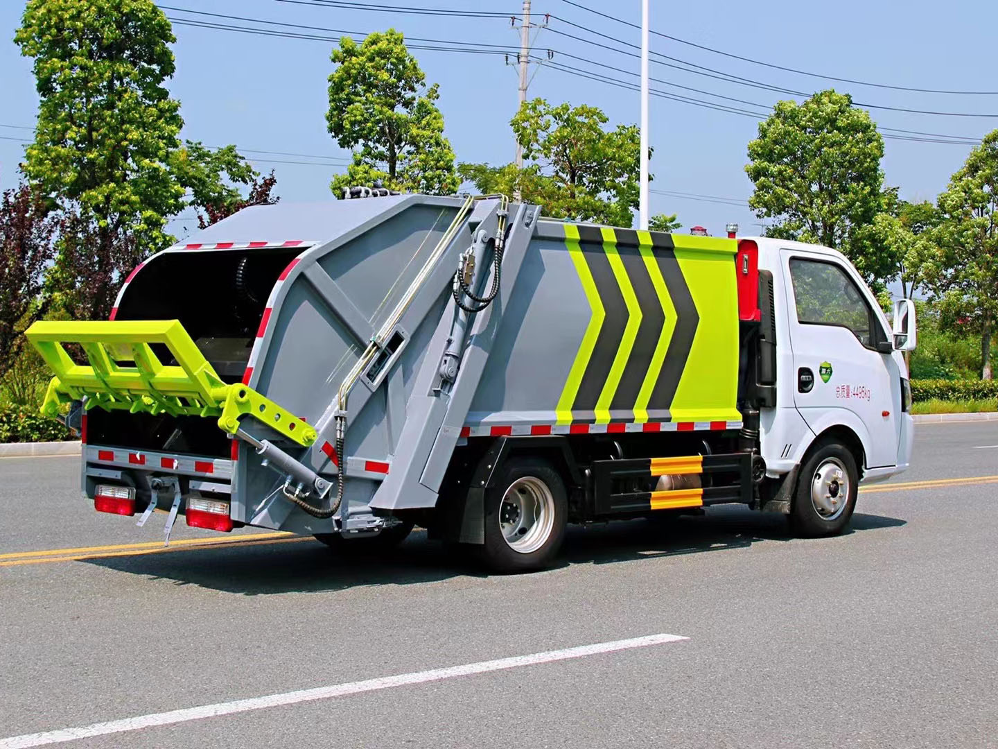 正常上戶(hù)藍(lán)牌壓縮式垃圾車(chē)