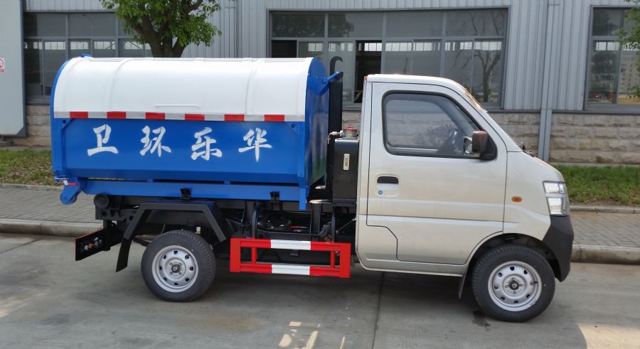 廈工楚勝為宜昌用戶生產(chǎn)的長安車廂可卸式垃圾車準(zhǔn)備起運。
