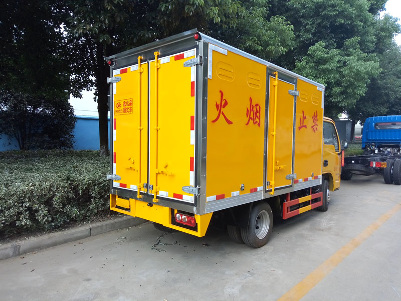 躍進(jìn)3.3米柴油（藍(lán)牌）雜項(xiàng)危險品廂式車